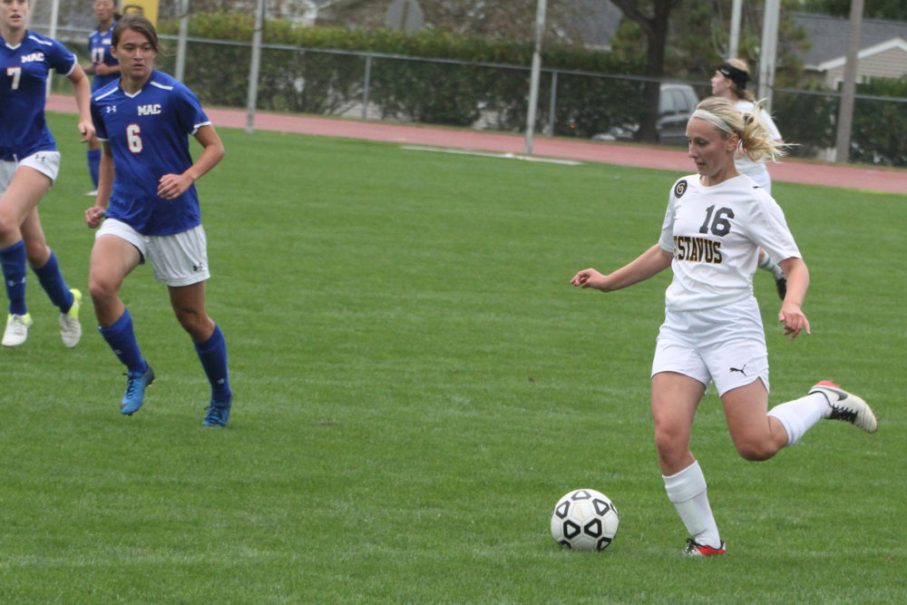 Jana Elliott moves the ball up the field. (photo courtesy of Gunnar Ledin '20)