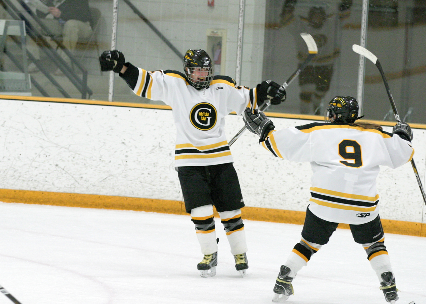 Women’s Hockey Tops UW-River Falls 4-2, Advances To NCAA Semifinals