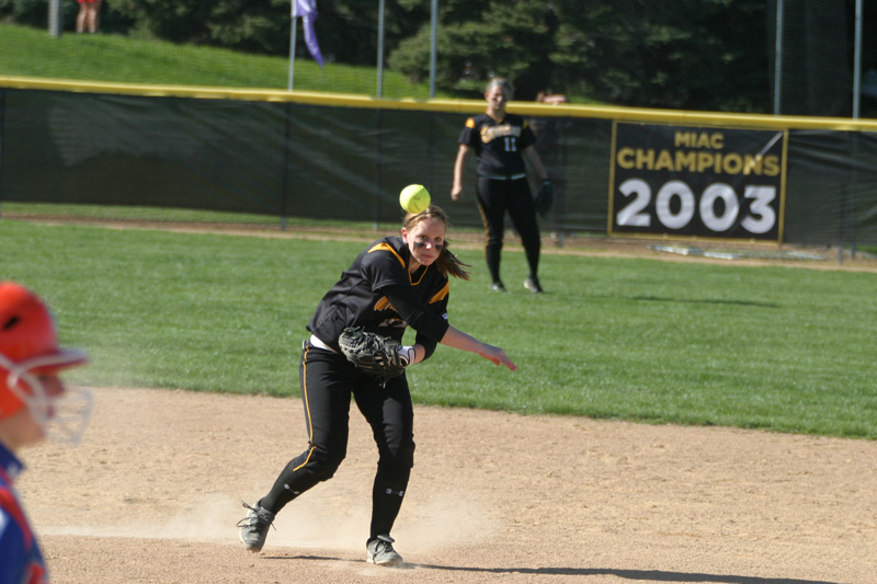 Softball Sweeps Macalester 9-1, 9-0 On Faculty Day