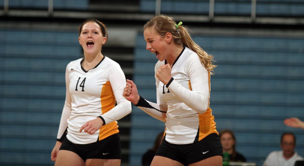 Volleyball Outlasts Concordia 3-2