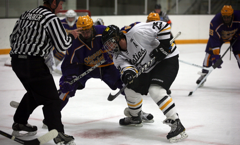 Strong First Period Not Enough, Men’s Hockey Falls 3-2 To UW-Stevens Point