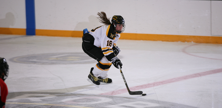 Women’s Hockey Holds On For 3-2 Victory Over No. 6 UW-River Falls