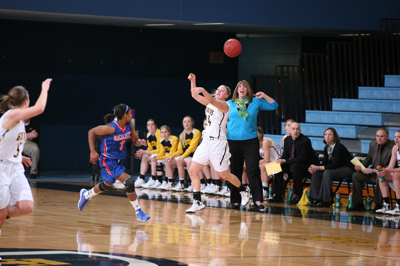 Women’s Basketball Gets Back On Track With 70-55 Win Over Macalester