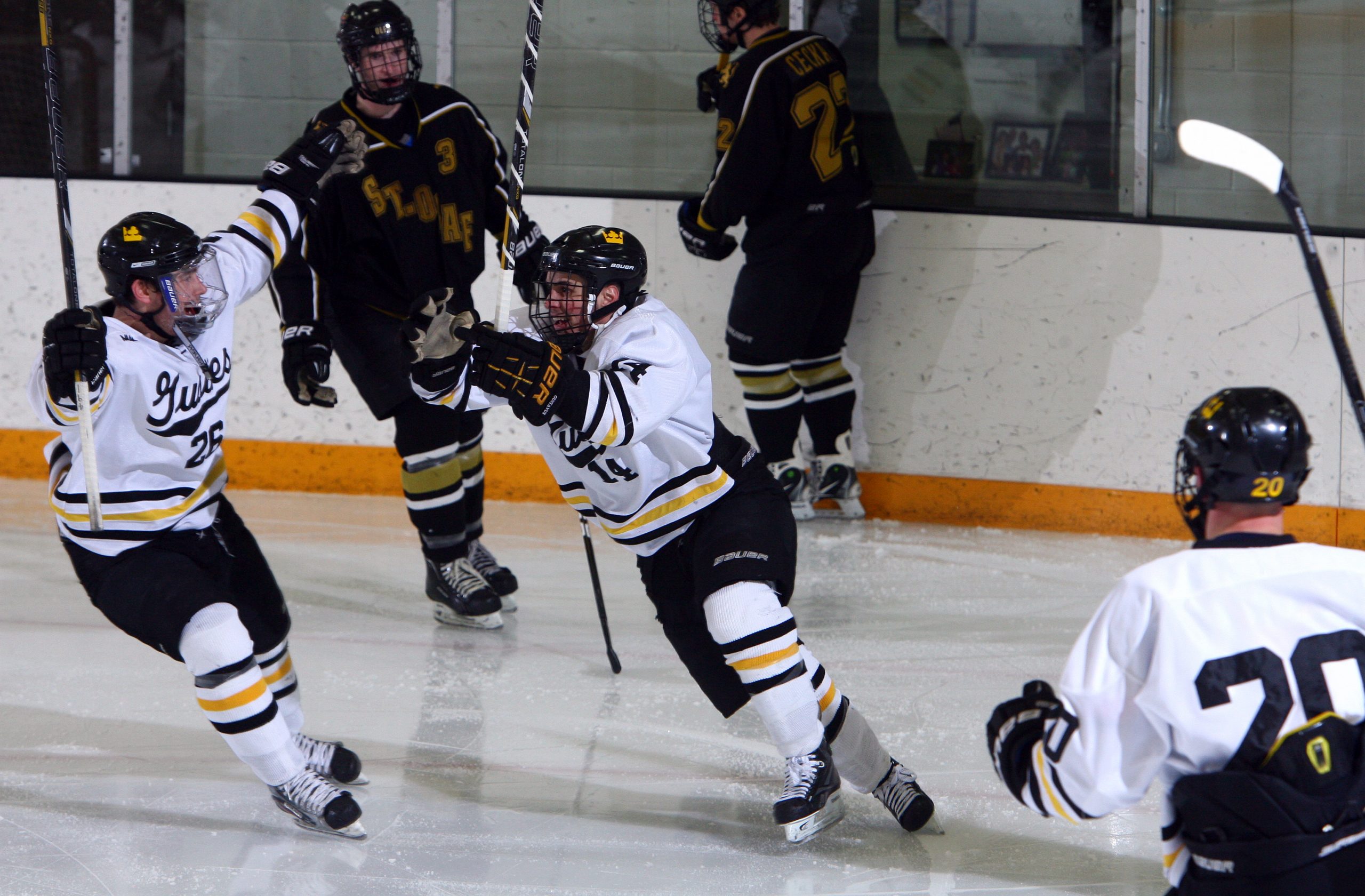 Men’s Hockey Rides Fast Start To 3-2 Win Over St. Olaf In Opening Round Of MIAC Playoffs