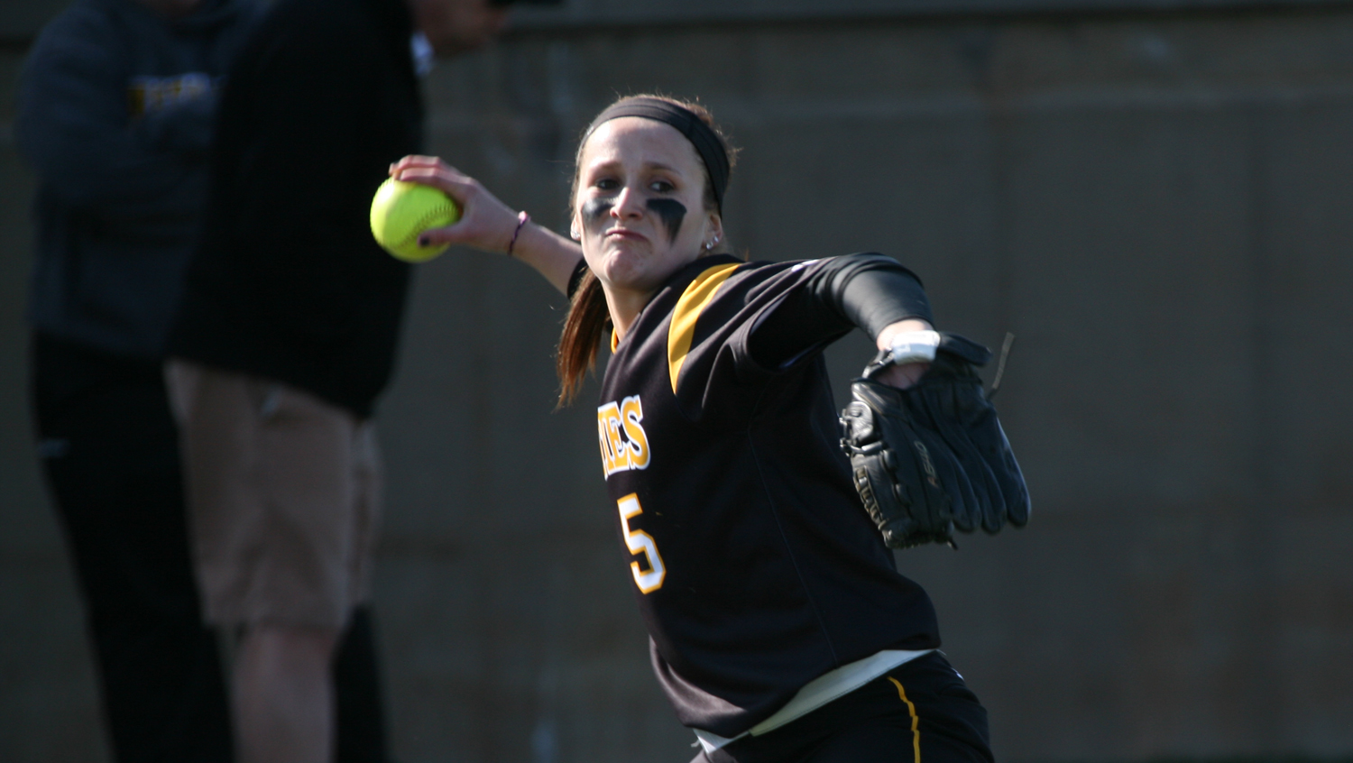 Softball Sweeps Carleton 8-1, 7-5