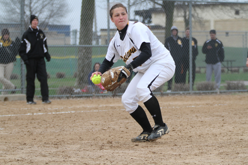 Softball Falls 8-0 St. Thomas, Defeats St. Olaf 11-2 To Stay Alive In MIAC Playoffs