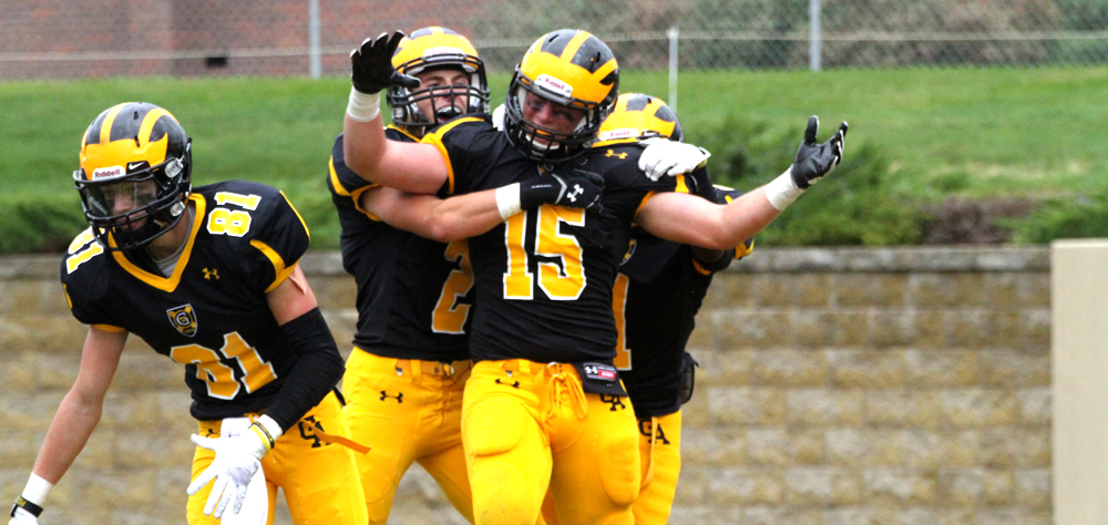 Strong Finish Propels Football Past St. Olaf 45-19 On Homecoming