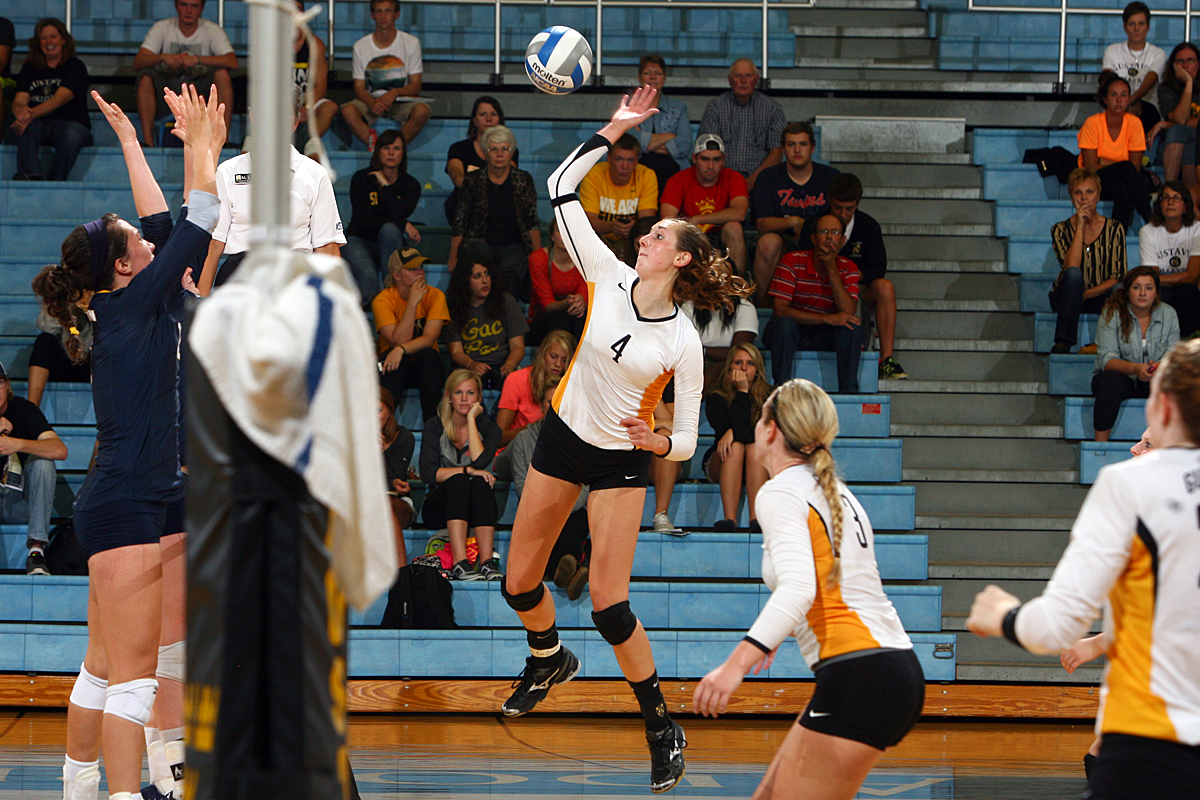 Volleyball Sweeps Carleton 3-0 In MIAC Opener