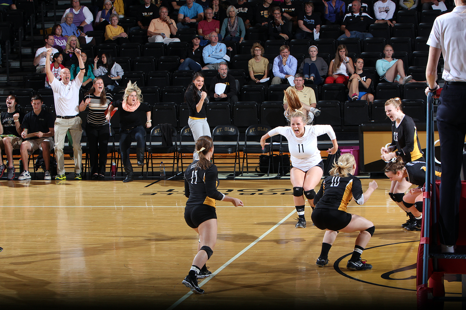 Volleyball Picks Up 3-1 Road Win Over St. Olaf