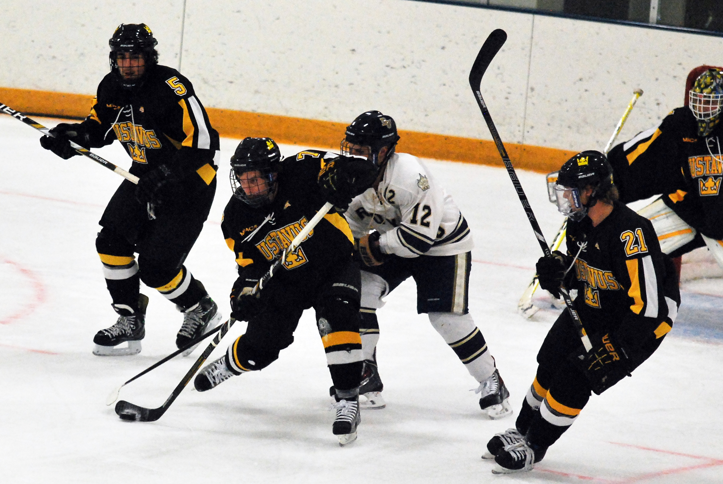 Men’s Hockey Opens Season With 2-1 Victory Over Bethel