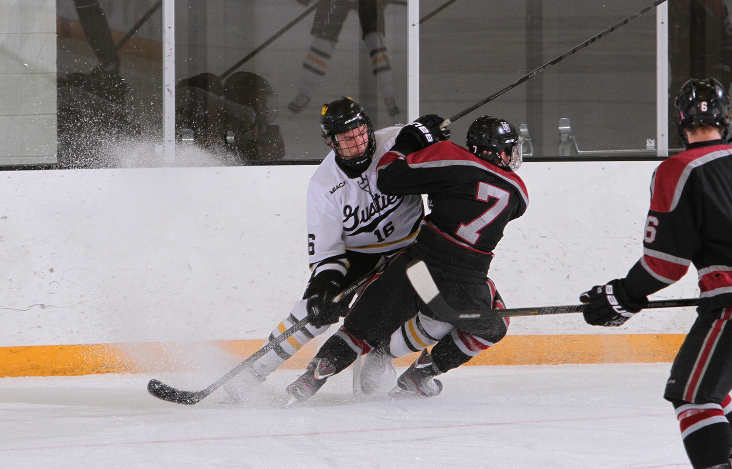 Men’s Hockey Uses Fast Start To Skate Away With 5-2 Victory Over Hamline