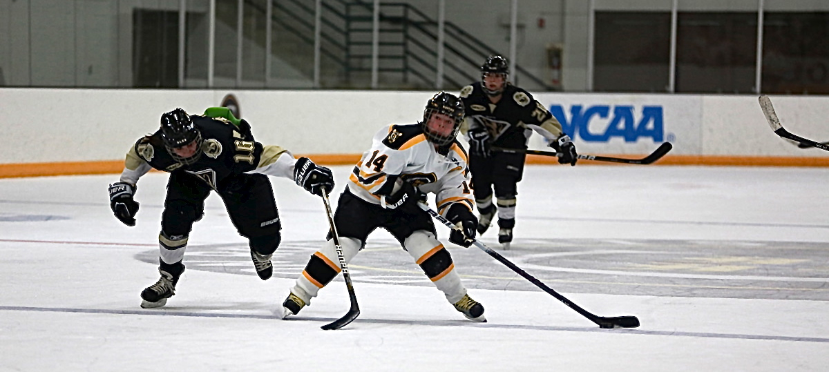 Strong Third Period Leads Women’s Hockey Past St. Olaf 5-2