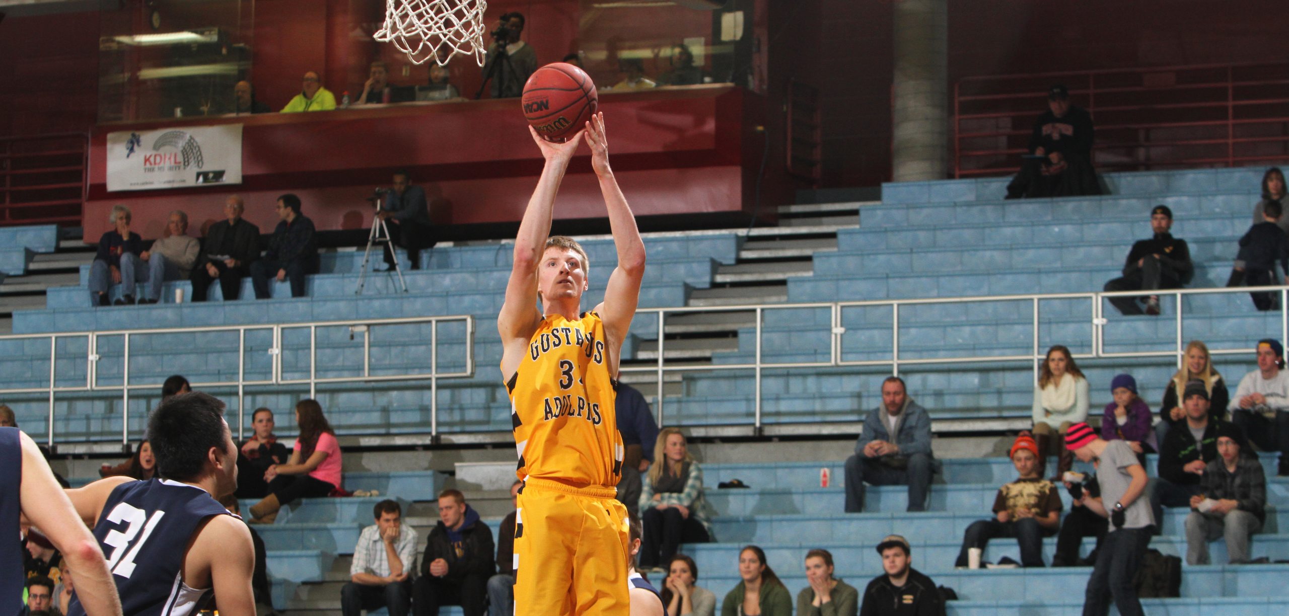 First Half Run Propels Men’s Basketball Past Carleton 57-39