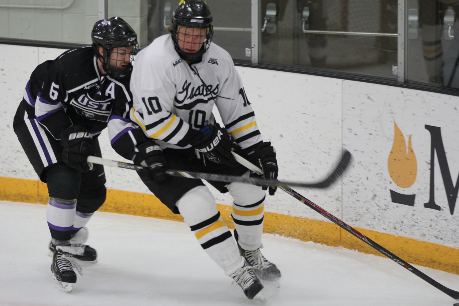 Men’s Hockey Can’t Solve St. Thomas’ Defense And Fielding, Falls 4-1