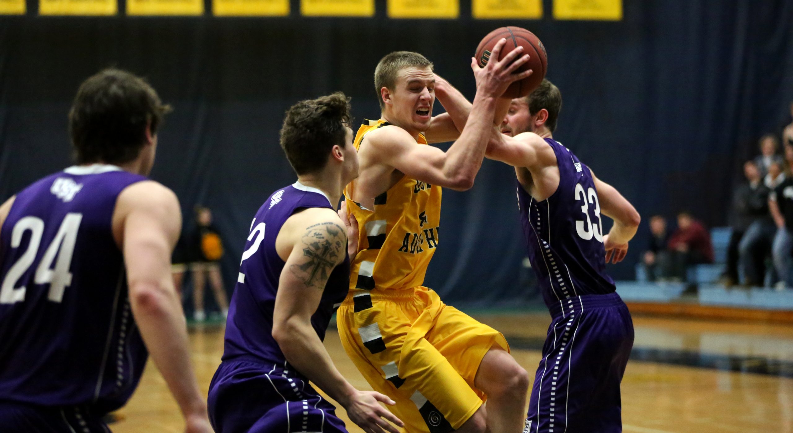 Comeback Falls Short, Men’s Basketball Finishes Regular Season With 73-68 Loss To No. 11 St. Thomas