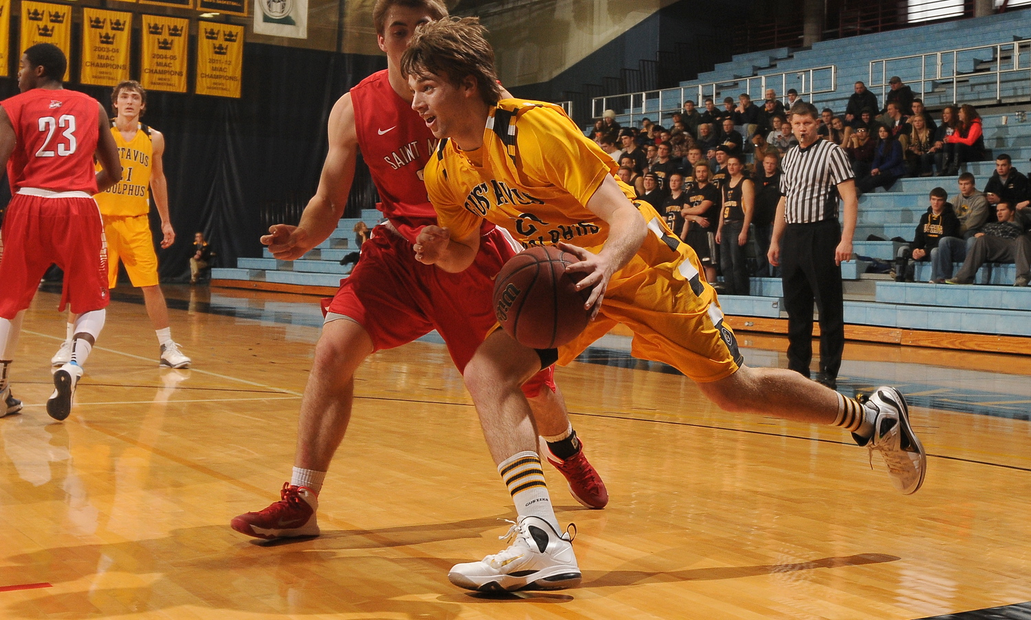 Strong First Half Propels Men’s Basketball Past Saint Mary’s 79–59