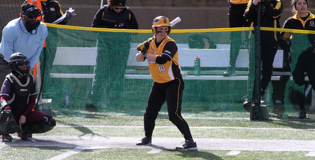 Softball Splits With UW-La Crosse In Defensive Battles 3-2, 2-1