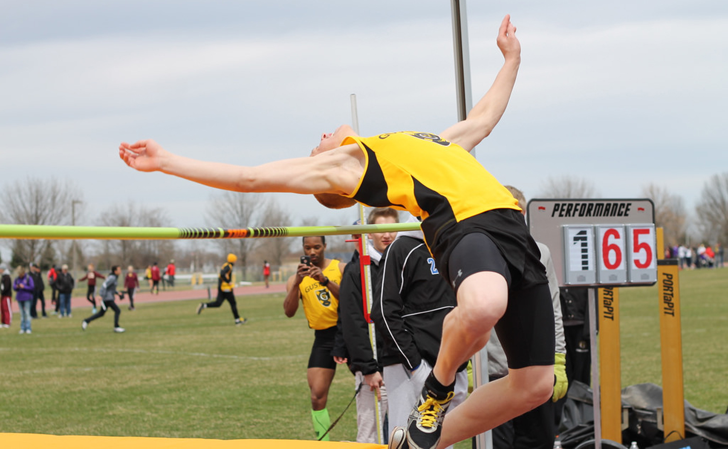 Men’s Track & Field Competes In Drake Alternative