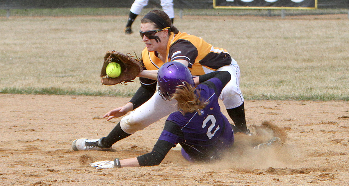 Softball Drops Pair Of Close Games To Conference Leader St. Thomas