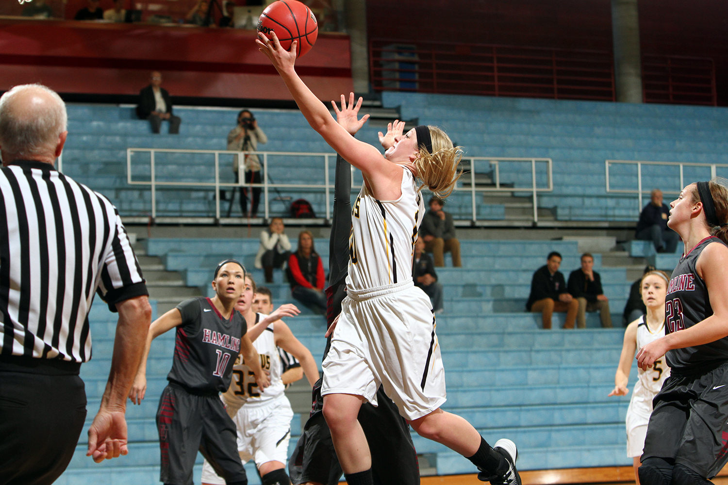 Women’s Basketball Rides Strong First Half To 70-68 Victory Over Hamline