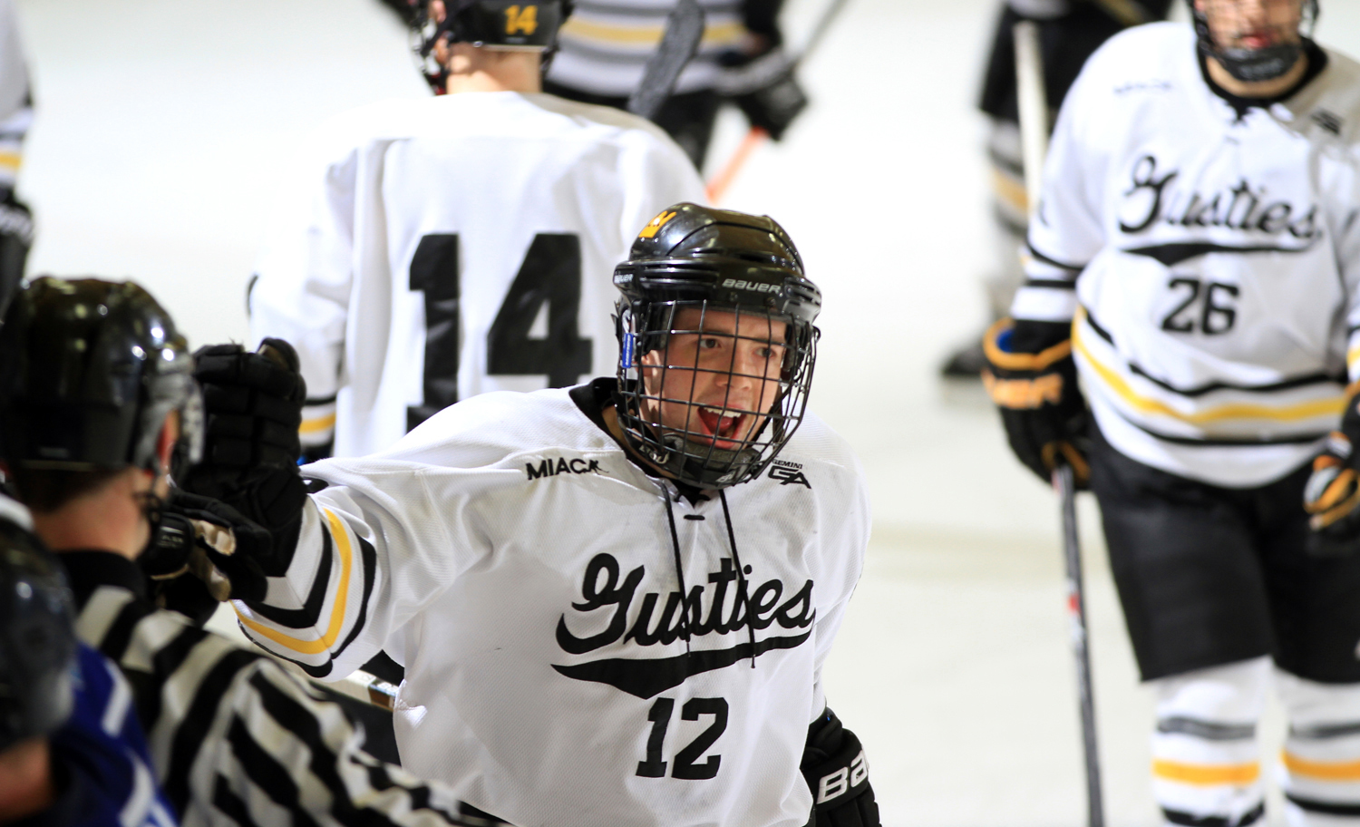 Men’s Hockey Breaks Slump With 4-2 Victory Over Finlandia