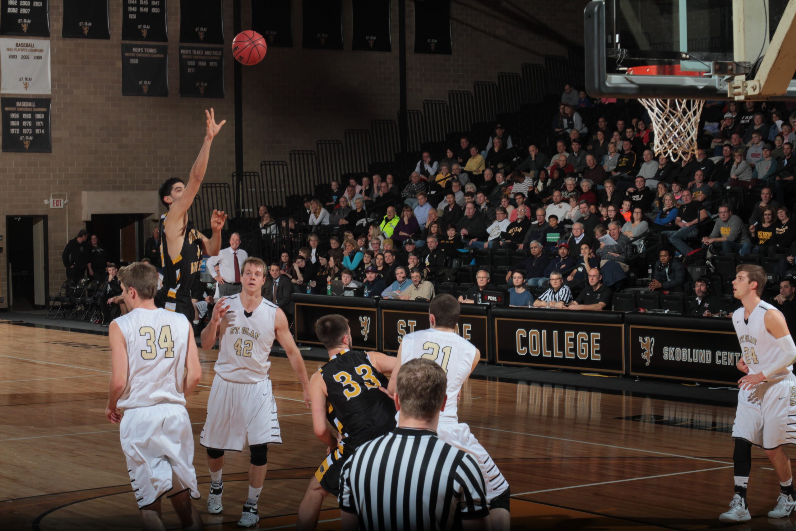 Fouls Plague Men’s Basketball In 85-61 Loss To St. Olaf