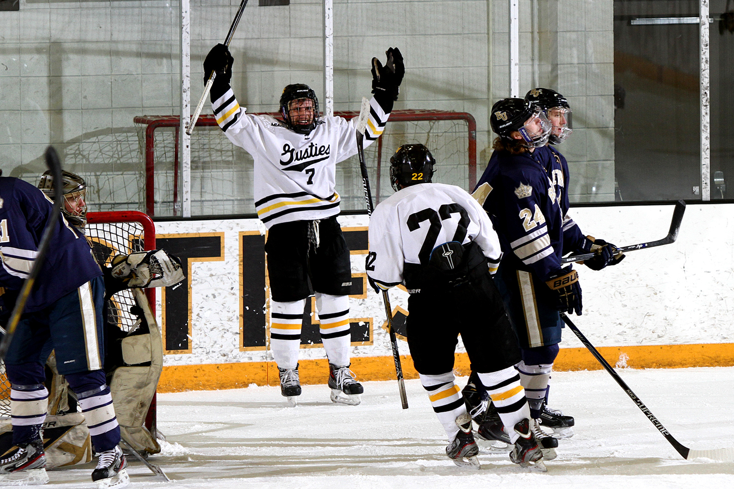 Men’s Hockey Caps 2014-15 Campaign With 4-2 Victory Over Bethel