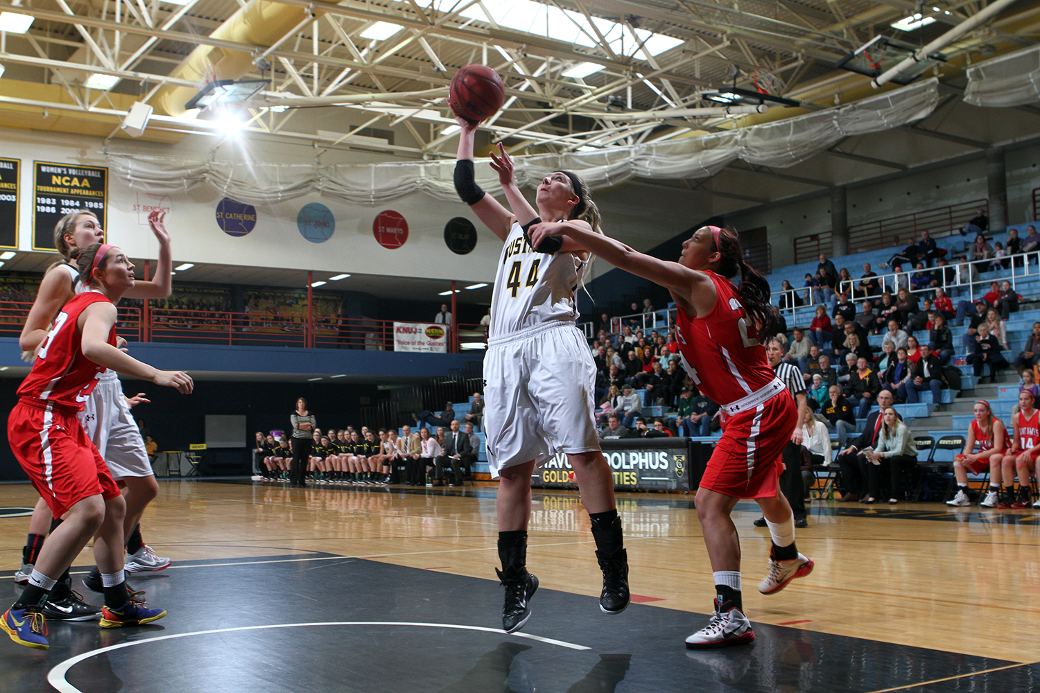 Women’s Basketball Rides Big First Half To 75-47 Victory Over Saint Mary’s