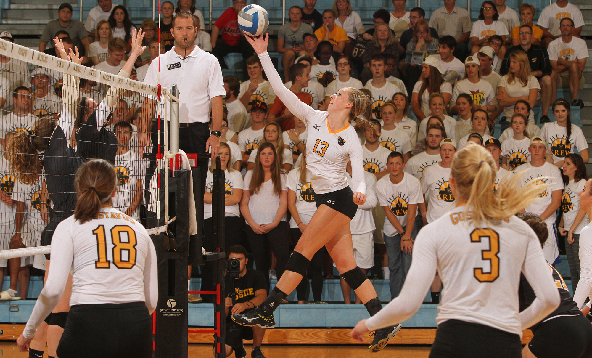 Volleyball Wins 10th Straight, Defeats St. Olaf 3-0