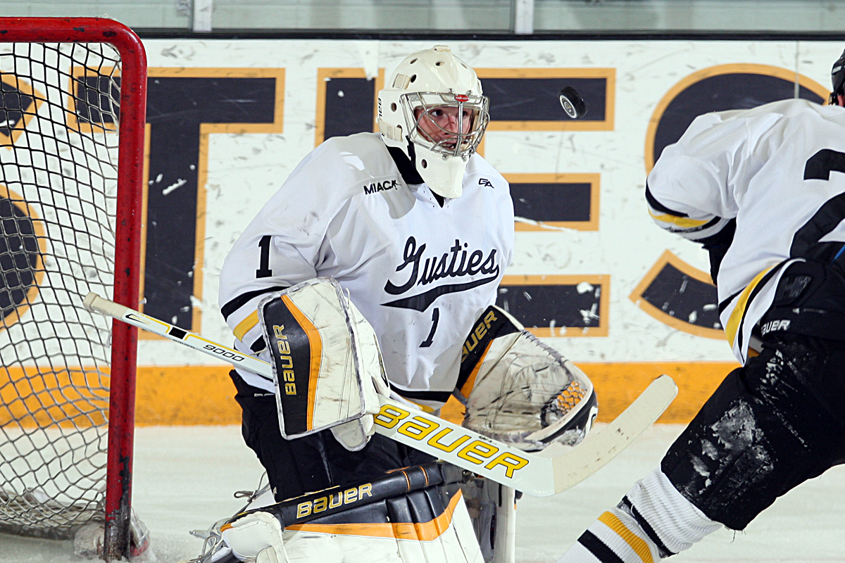 Men’s Hockey Drops Home Opener 2-1 To St. Thomas