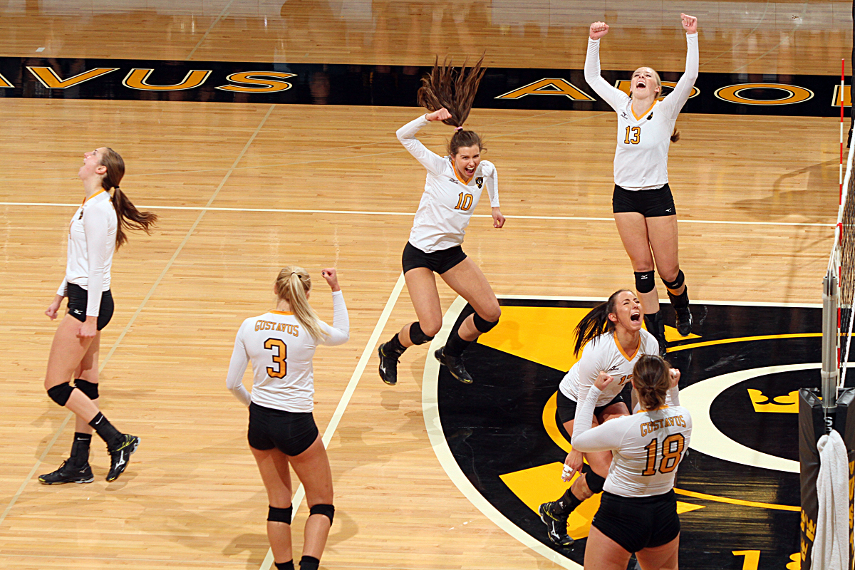 Preview: Volleyball Squares Off Against UW-Eau Claire At NCAA Tourney Thursday