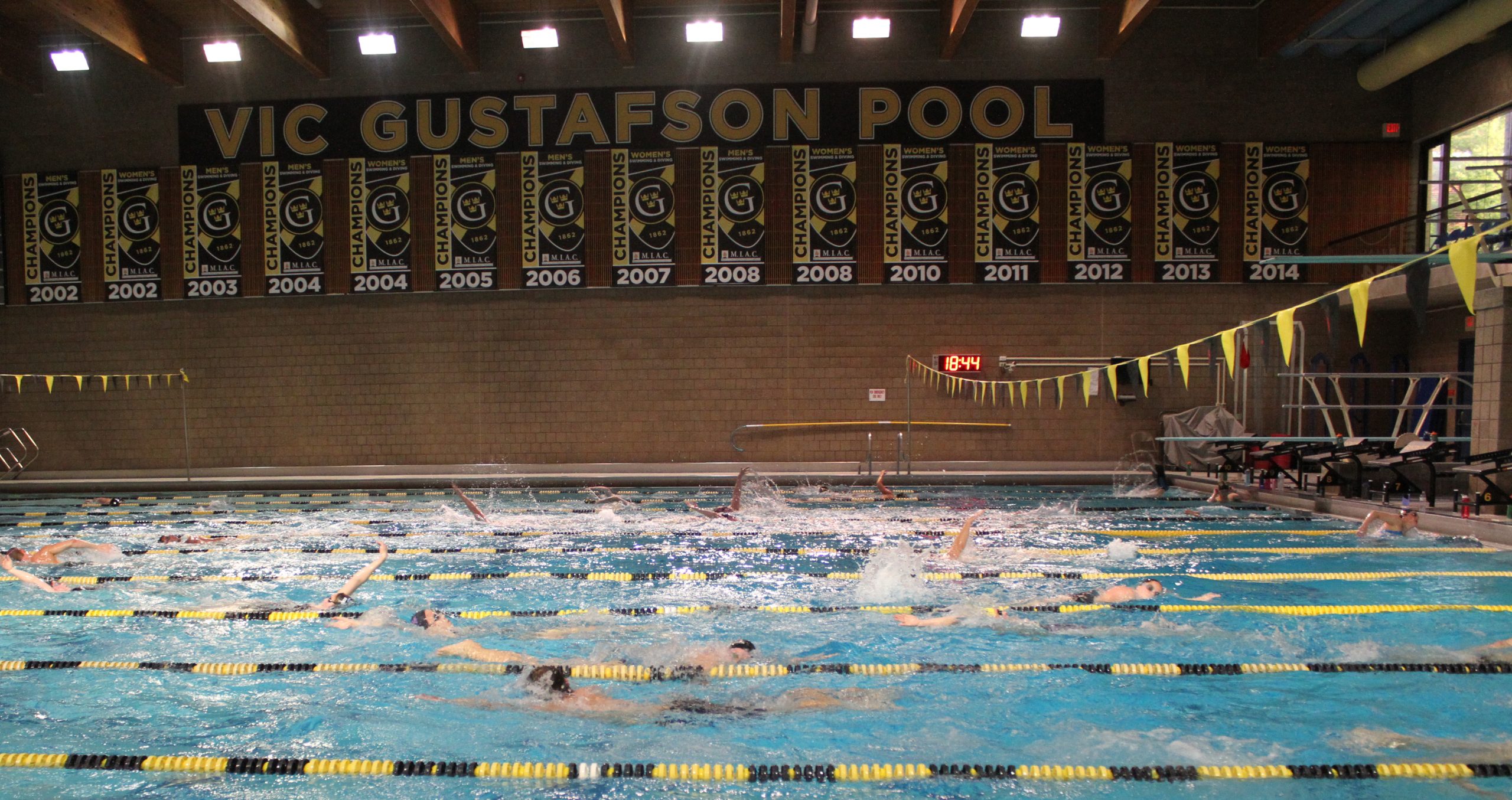 Men’s Swimming & Diving Falls To UW-Stevens Point 225-73