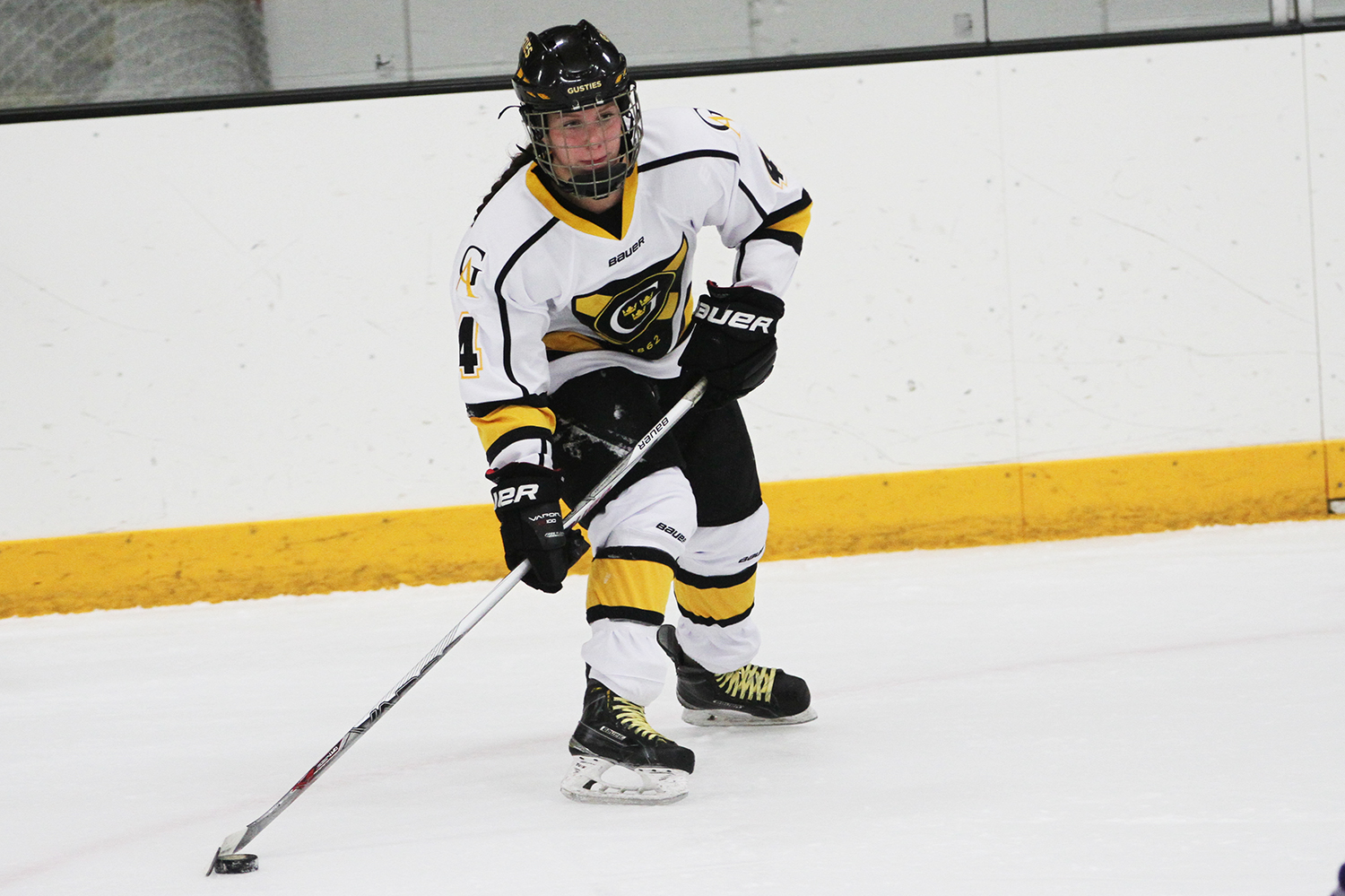 Women’s Hockey Defeats St. Thomas 6-4 Behind Draayer’s Hat Trick