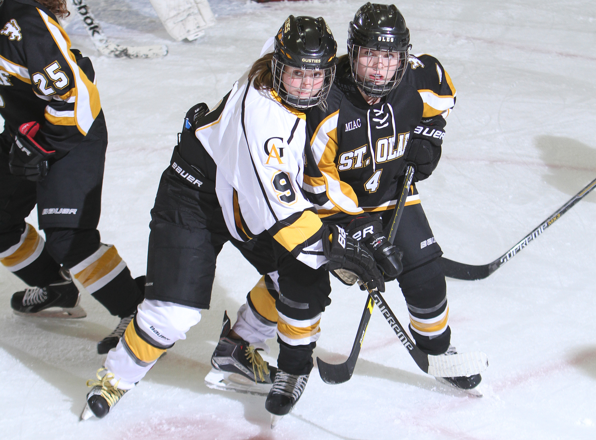 Women’s Hockey Takes 4-1 Win Over St. Olaf In Home Opener