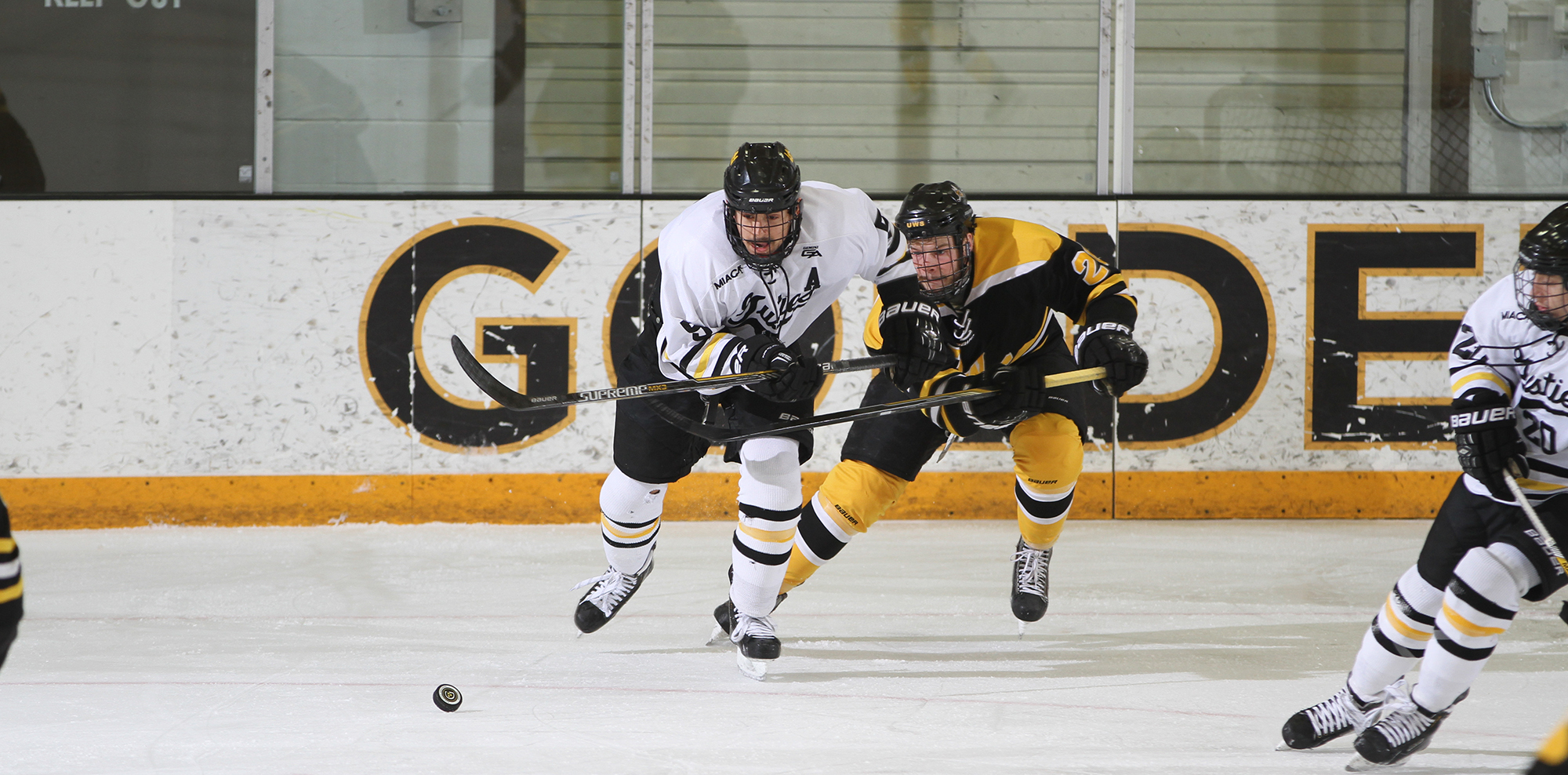 Men’s Hockey Edged By UW-Superior 2-1