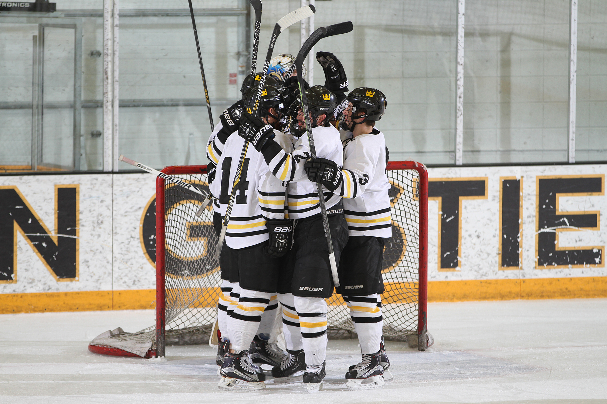 Men’s Hockey Wins Second Straight, 5-2 Over Bethel