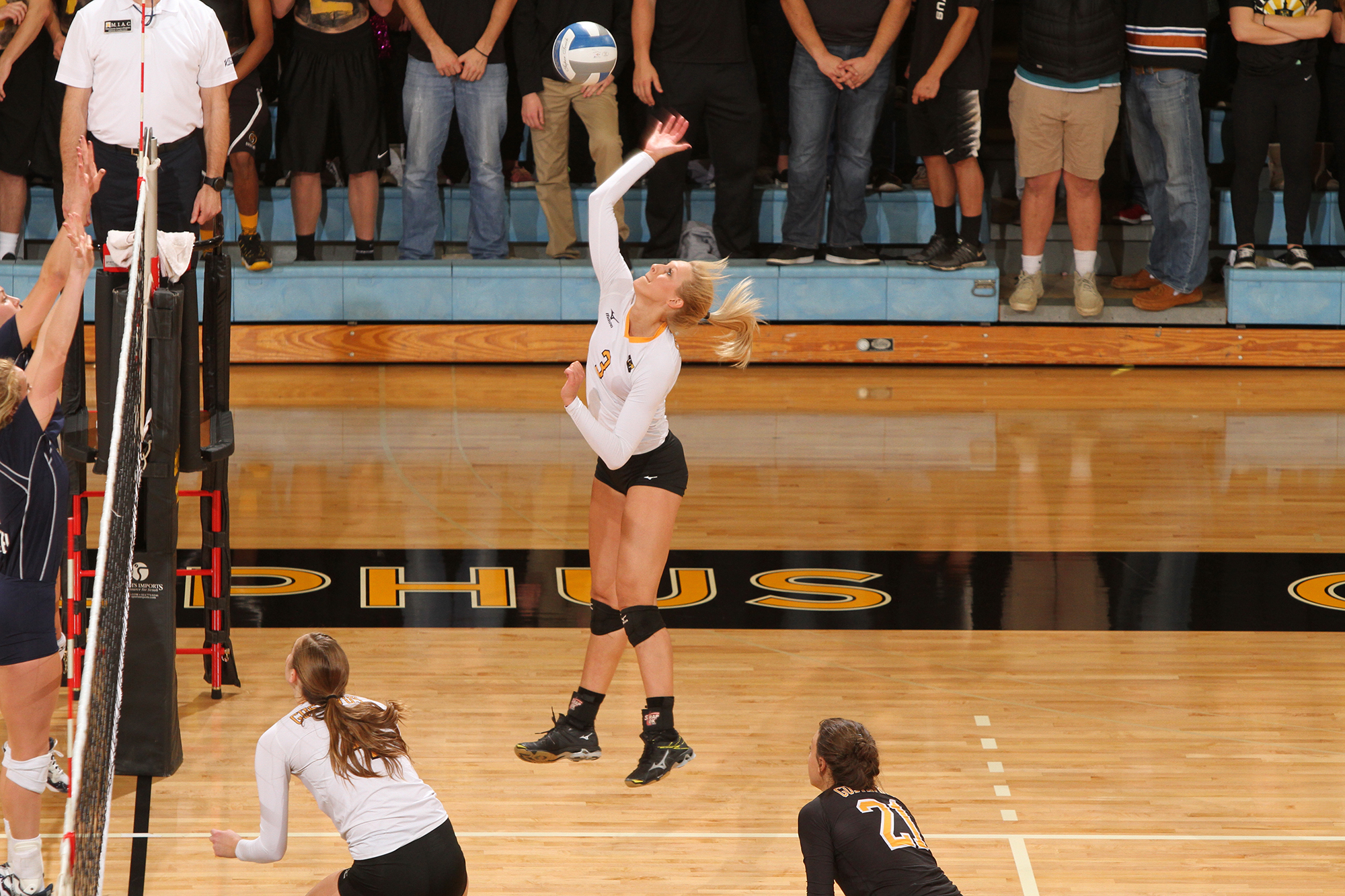 Volleyball Wins Home Opener In Shutout Fashion Over Martin Luther