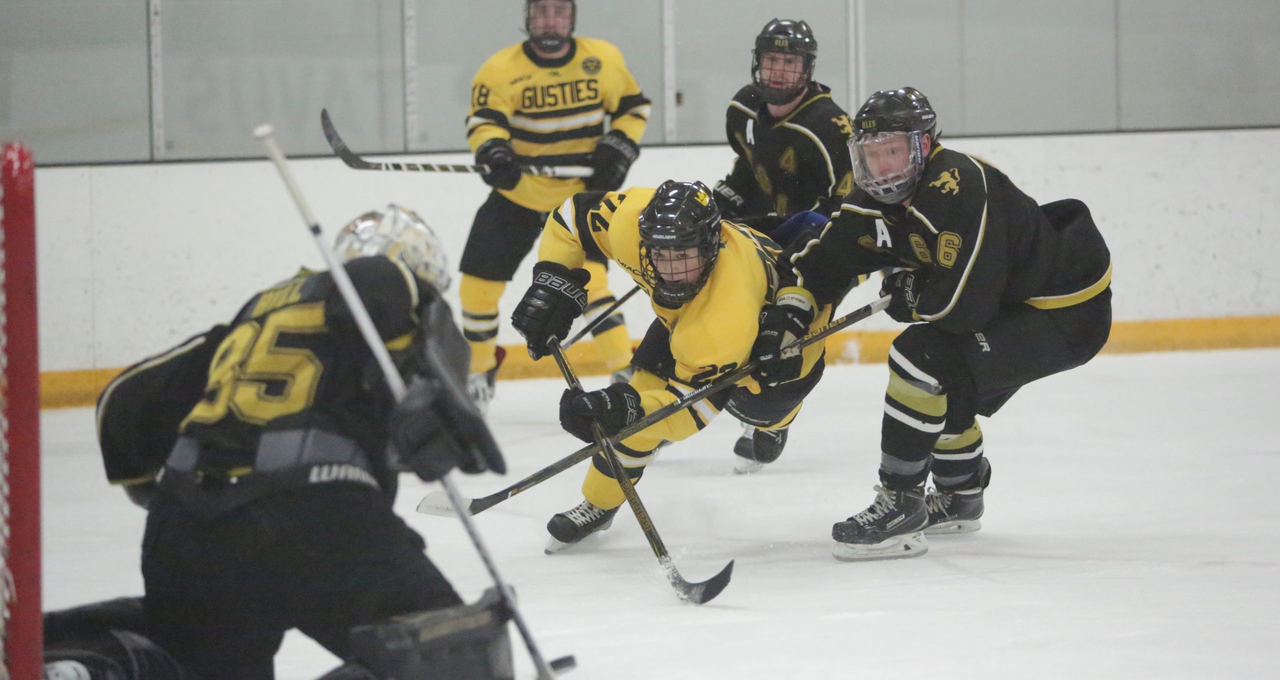 Men’s Hockey Drops Heartbreaker To St. Olaf 3-2 In Overtime