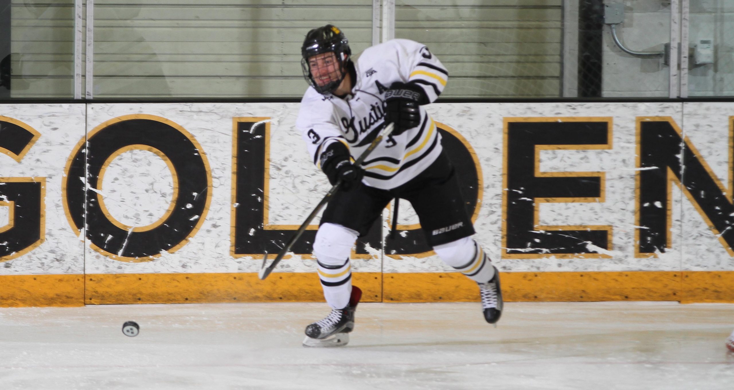 Men’s Hockey Erupts For 6-2 Win At Bethel