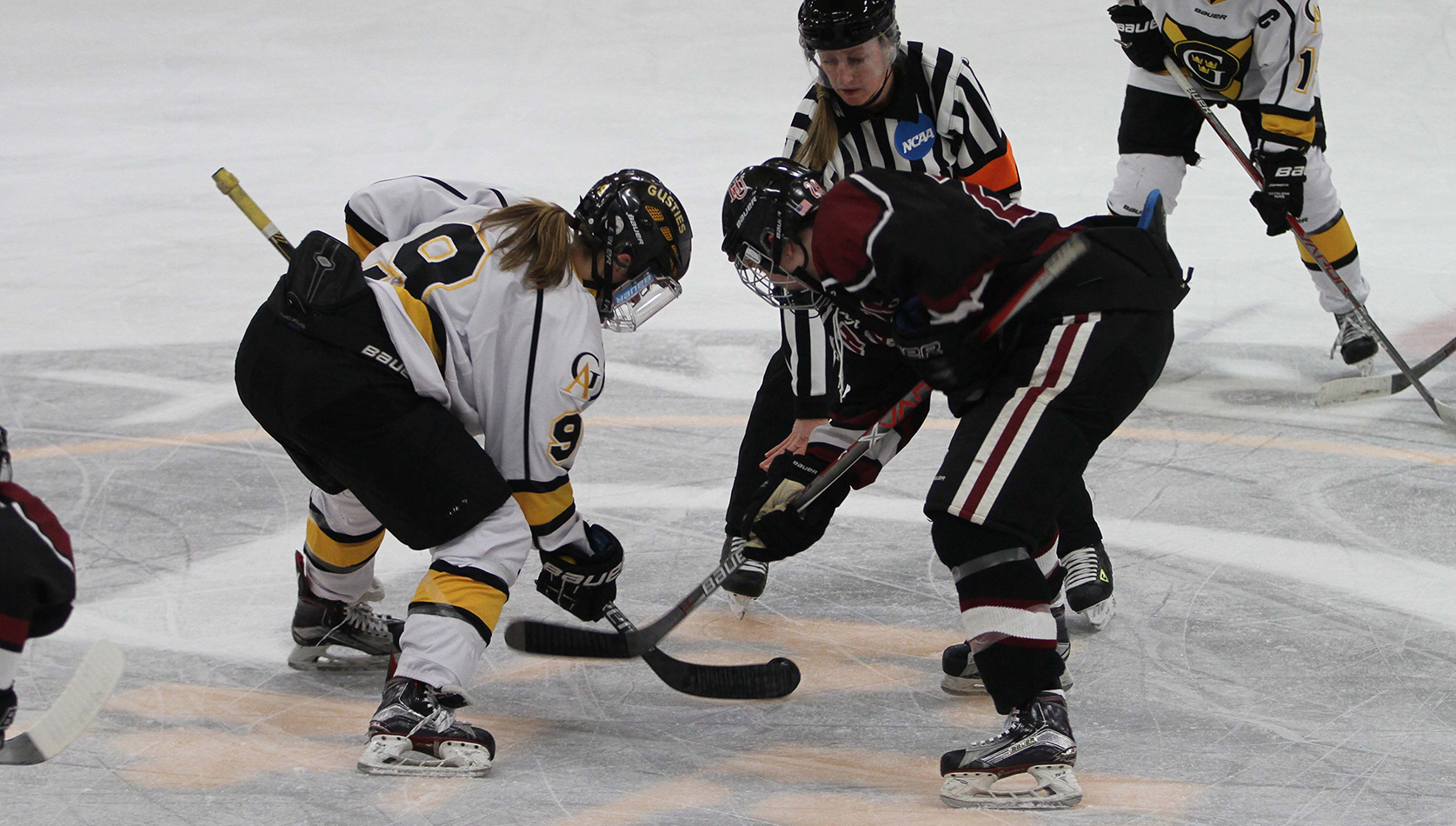 Women’s Hockey Takes 2-1 Win At Hamline To Claim MIAC Regular Season Championship