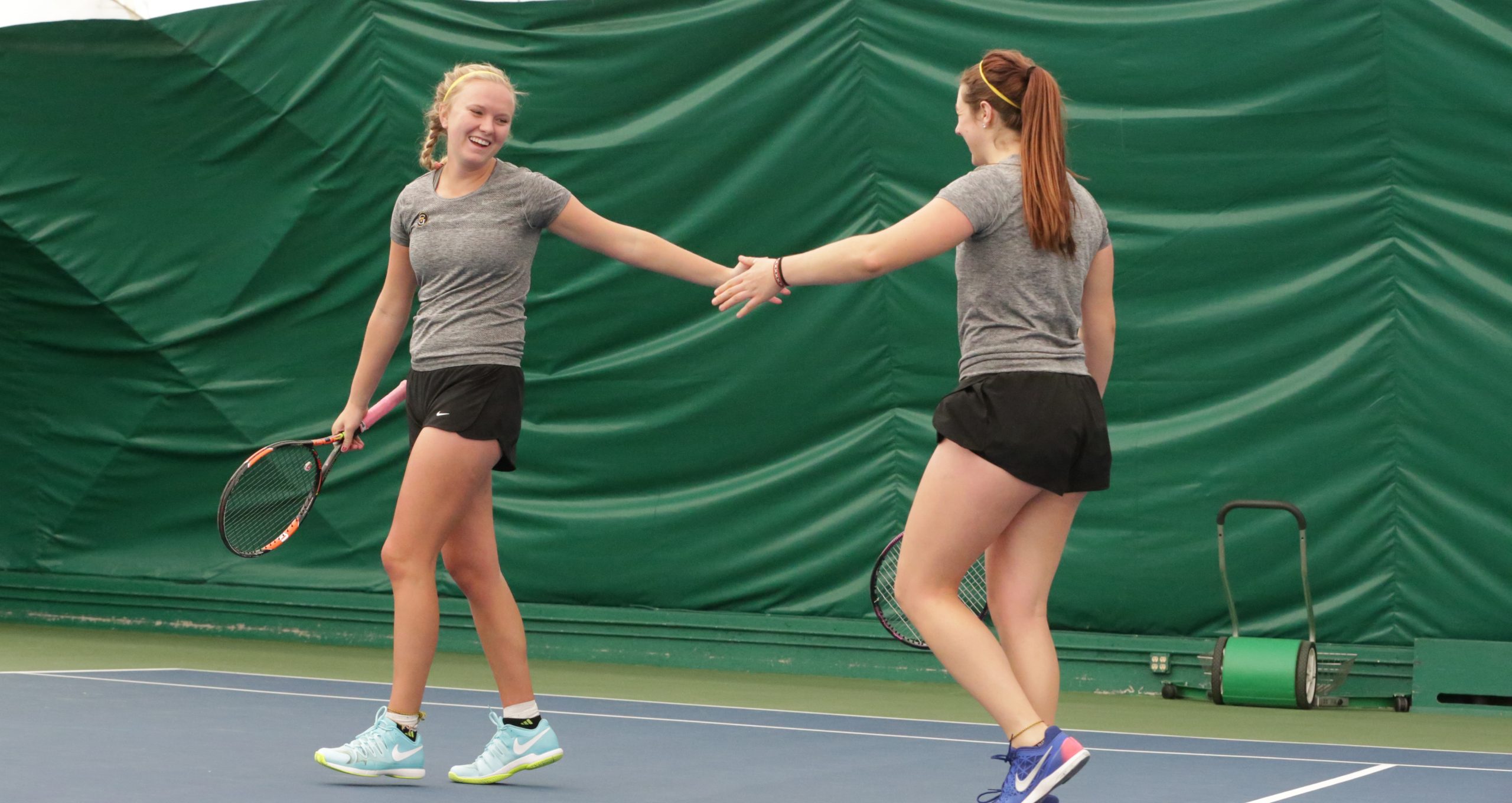 Women’s Tennis Remains Perfect With Shutouts Over Saint Mary’s, Luther