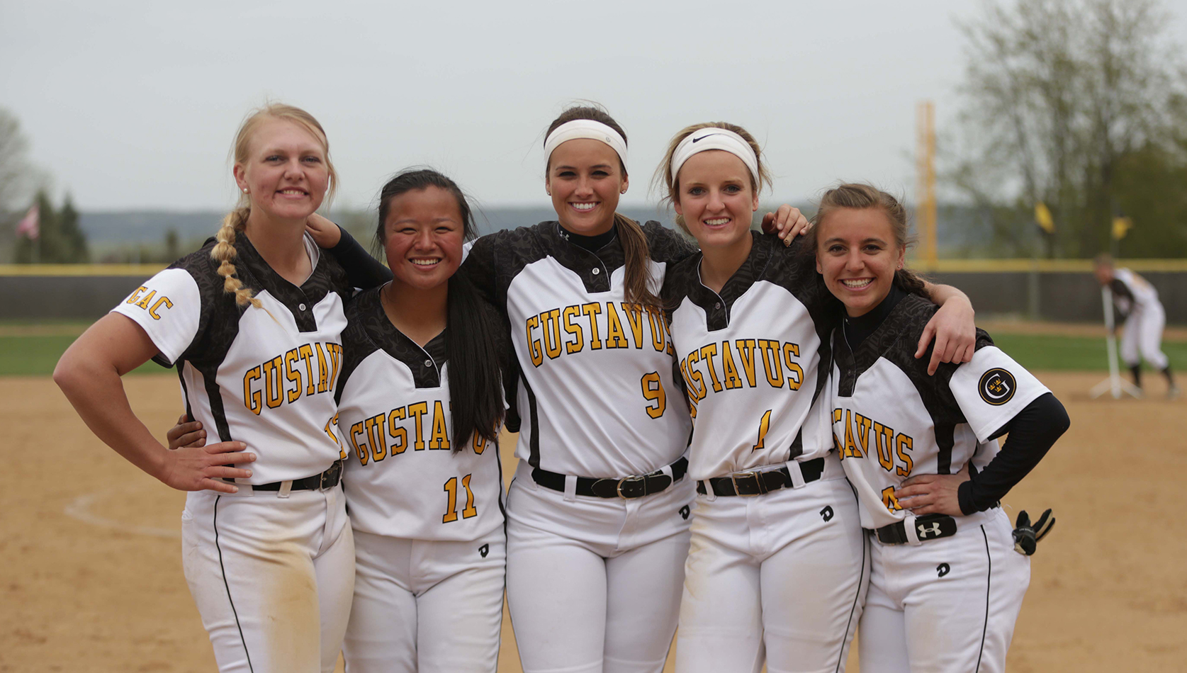 Softball Sweeps Carleton On Senior Day