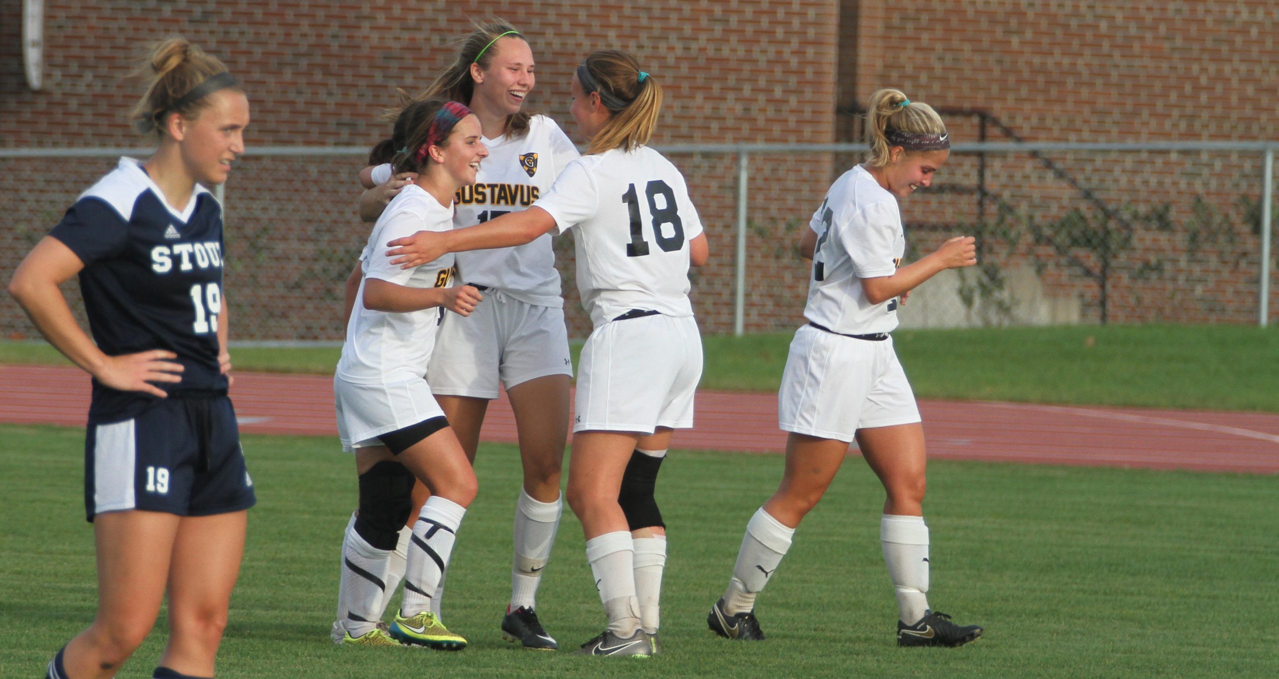 Late Goal Pushes Women’s Soccer Past UW-Stout 2-1