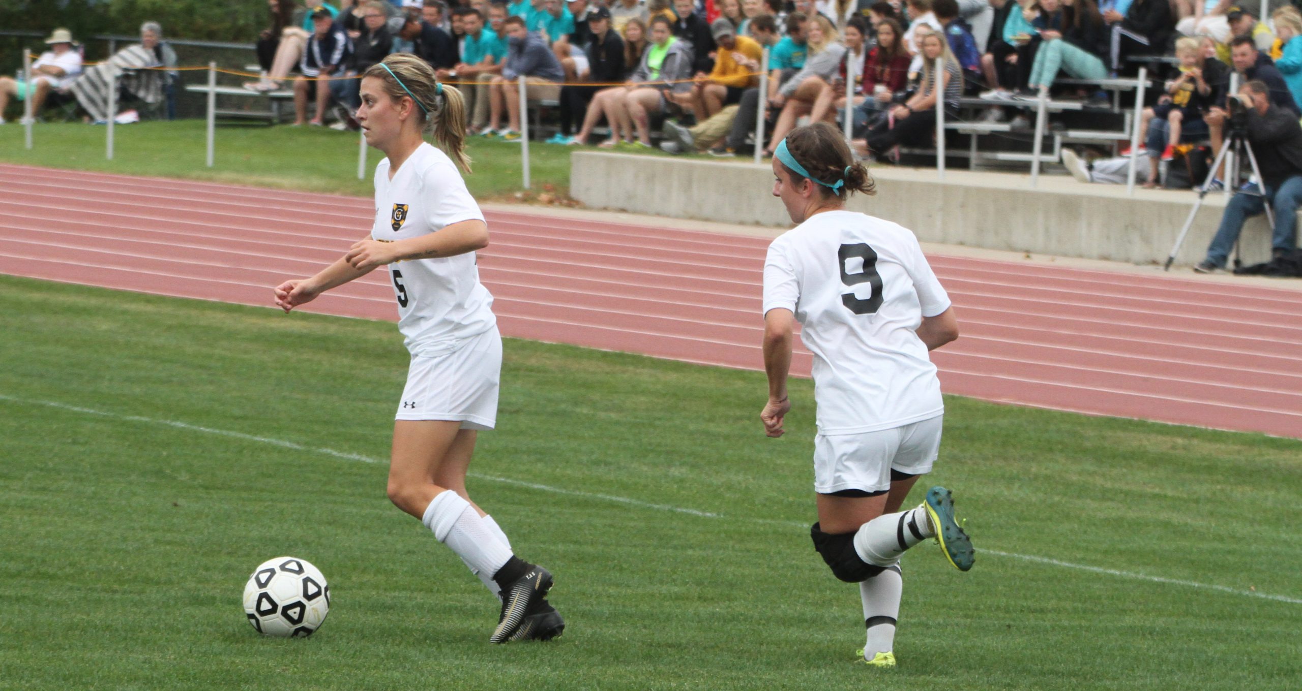 Women’s Soccer Upsets St. Olaf 2-0 To Advance In MIAC Playoffs