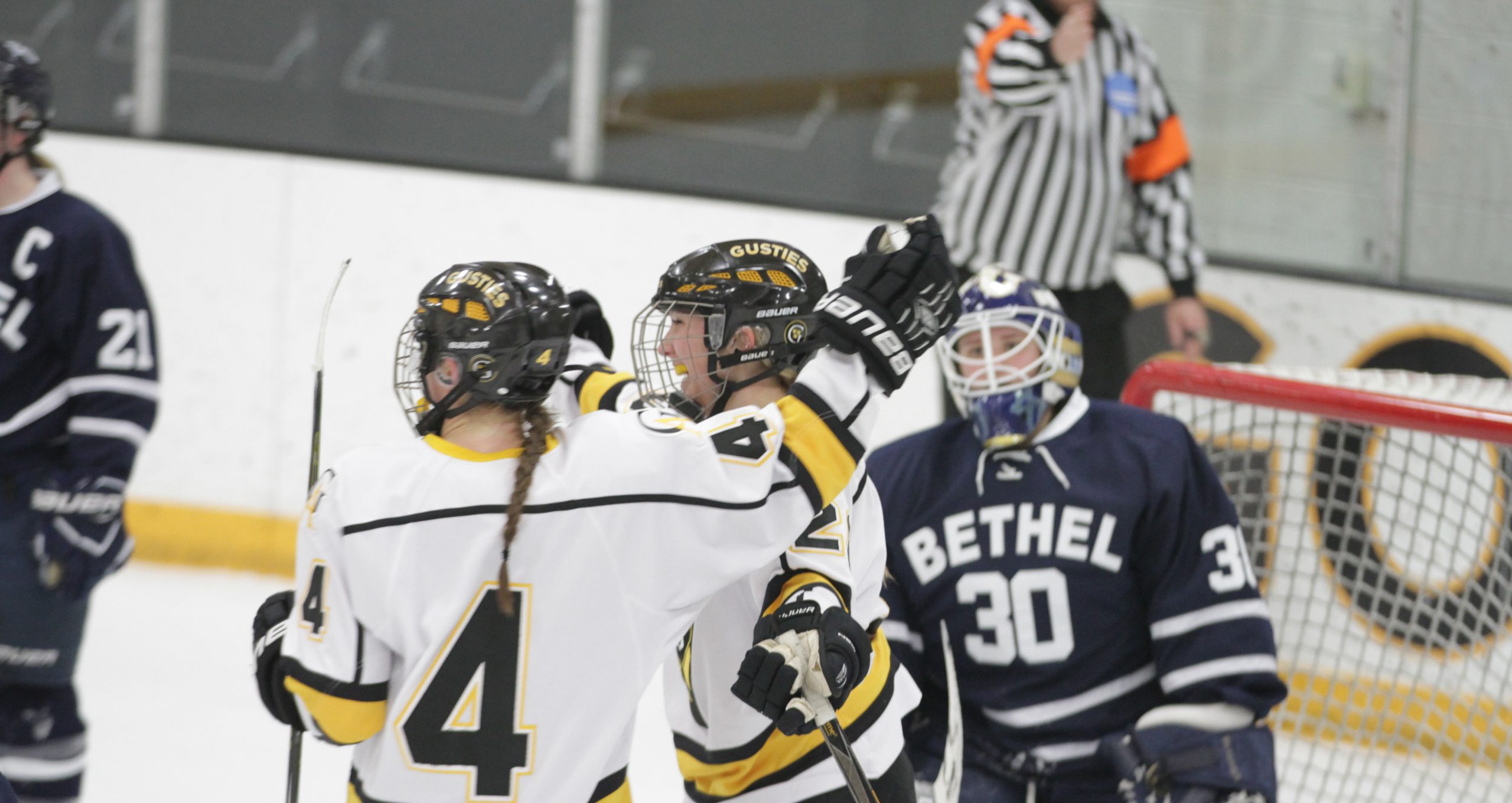 Women’s Hockey Completes Sweep, Defeats Bethel 4-2