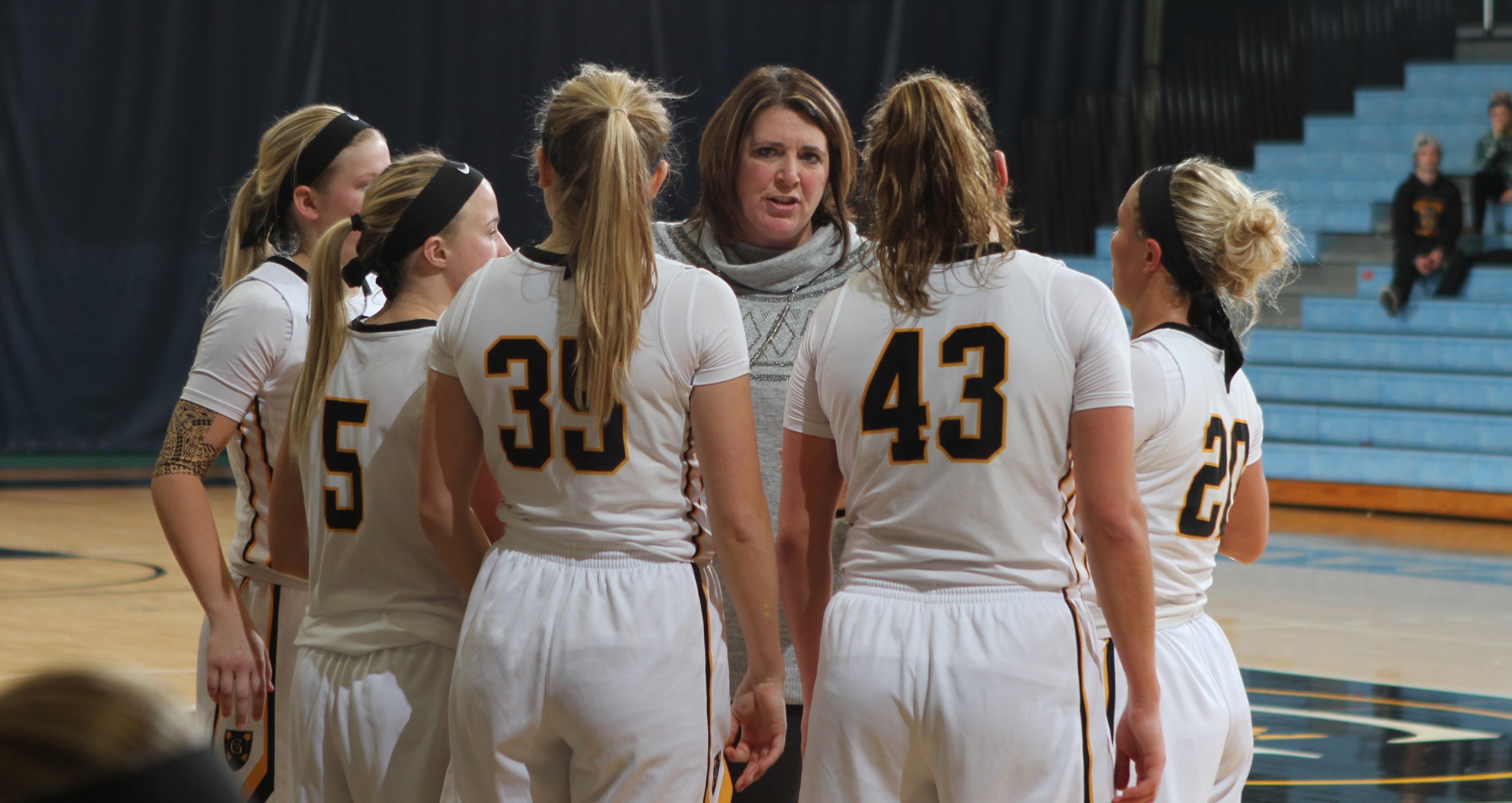 Women’s Basketball Tops UW-Superior 67-46, Coach Kelly Earns 100th Win At Gustavus