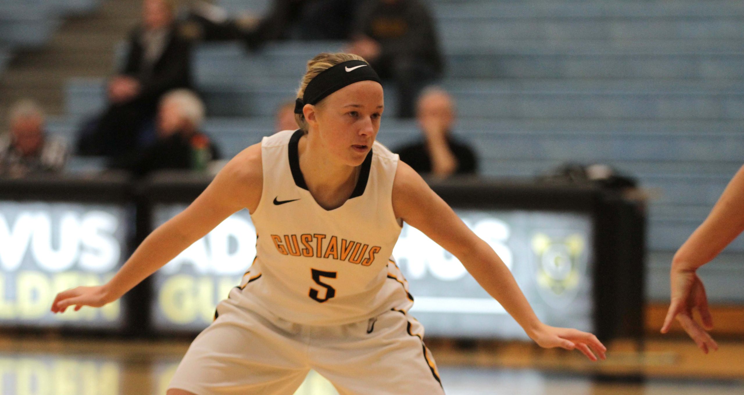 Women’s Basketball Cruises To 72-48 Victory At Carleton