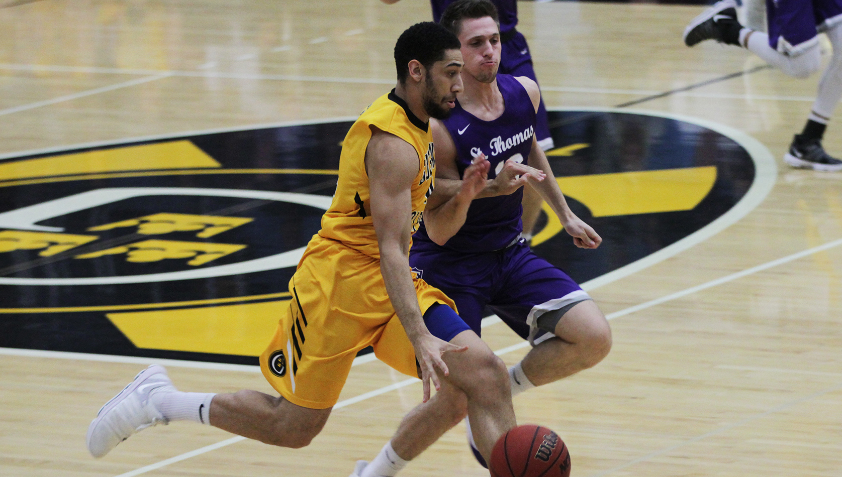 Men’s Hoops Snaps Seven-Game Losing Skid Versus St. Thomas, Securing 69-68 Victory