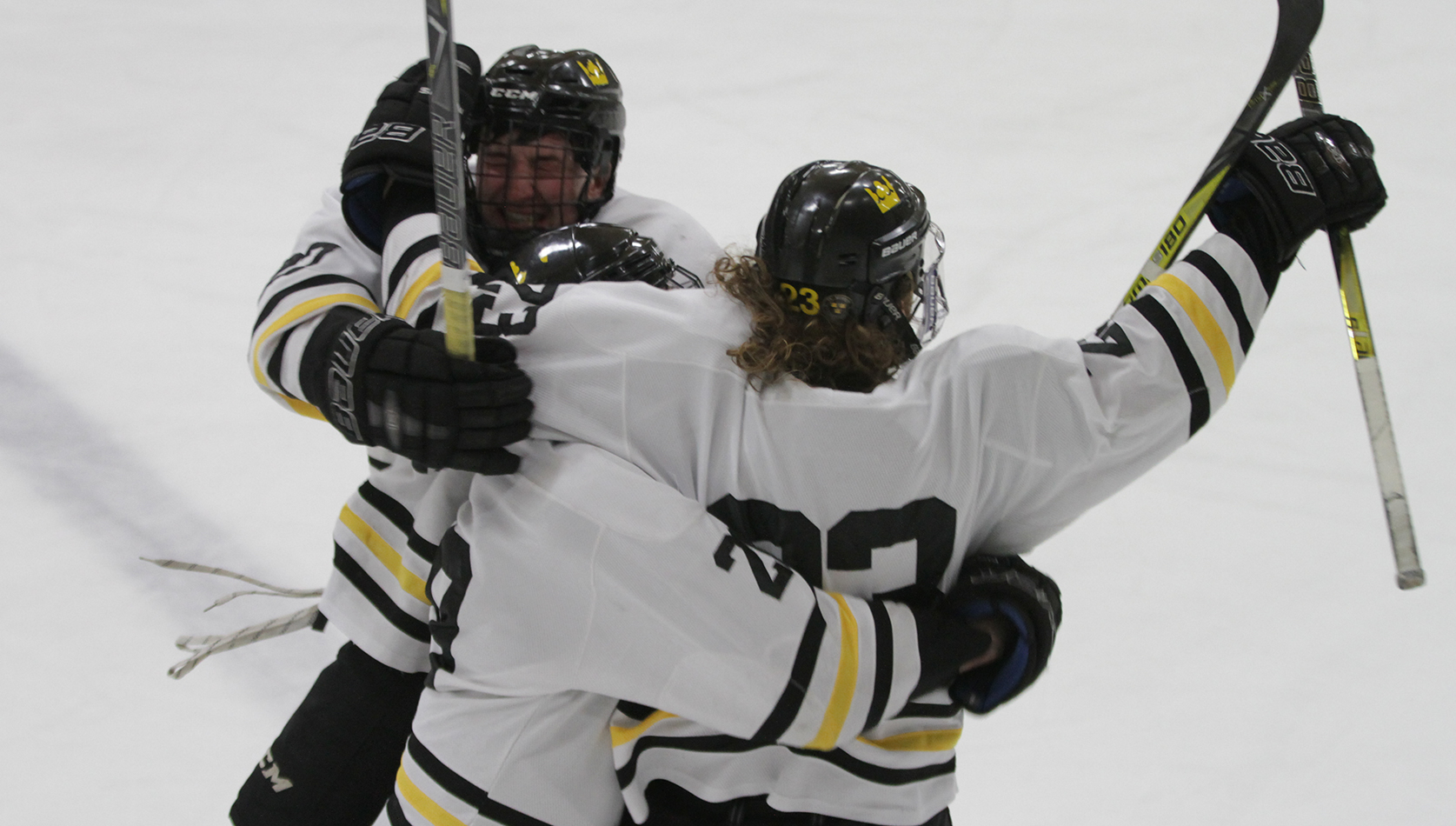 Men’s Hockey Earns MIAC Playoff Berth With 2-1 Win Over No. 14 Saint John’s