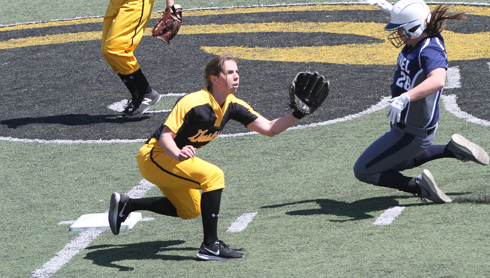 Gusties Sweep Bethel During Women’s Softball 50th Season Celebration